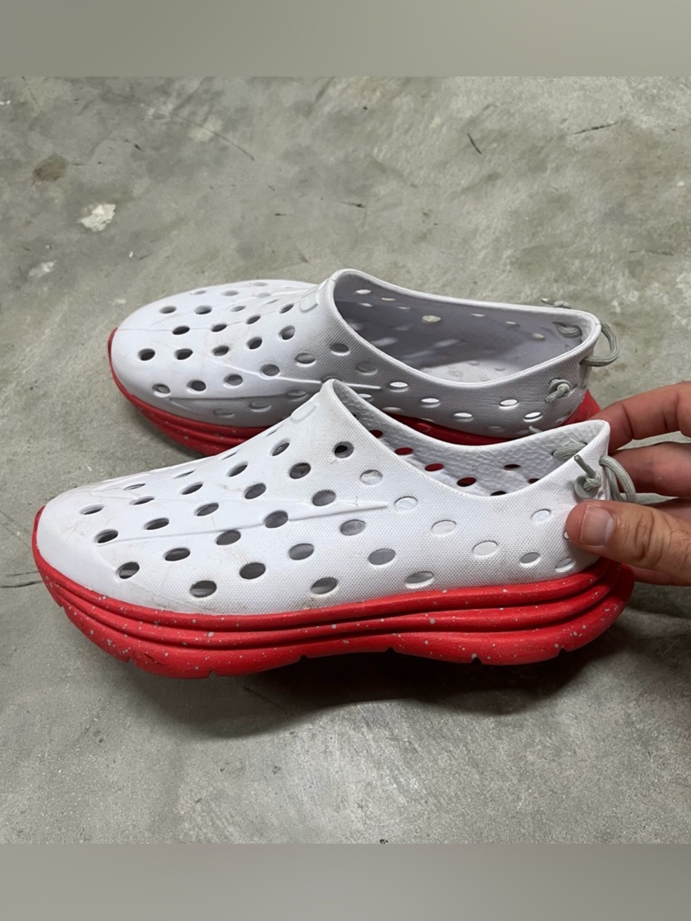 Kane Footwear Revive Shoe White Red Speckle Men's Size 5 Women's Size 7